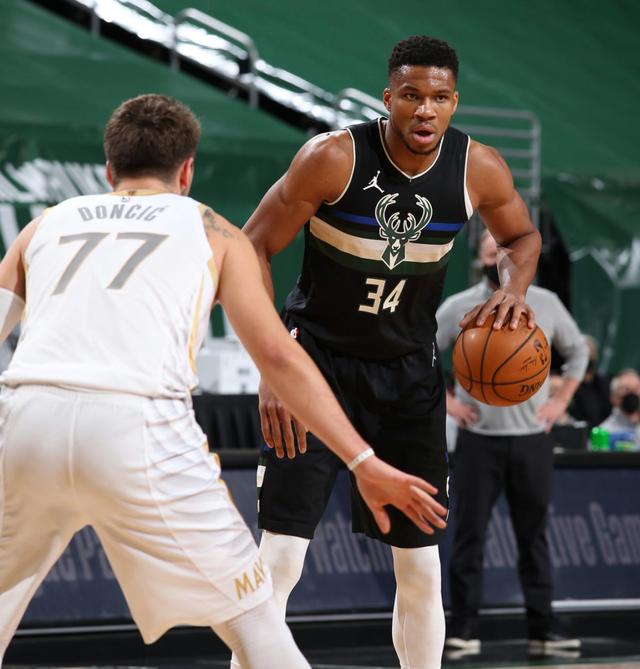 俄克拉荷马雷霆训练开放日，加时末段篮板制胜引欢呼，葡超在即，临场指挥获称赞的简单介绍